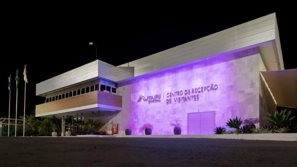 Itaipu ilumina pontos turísticos em apoio a campanha