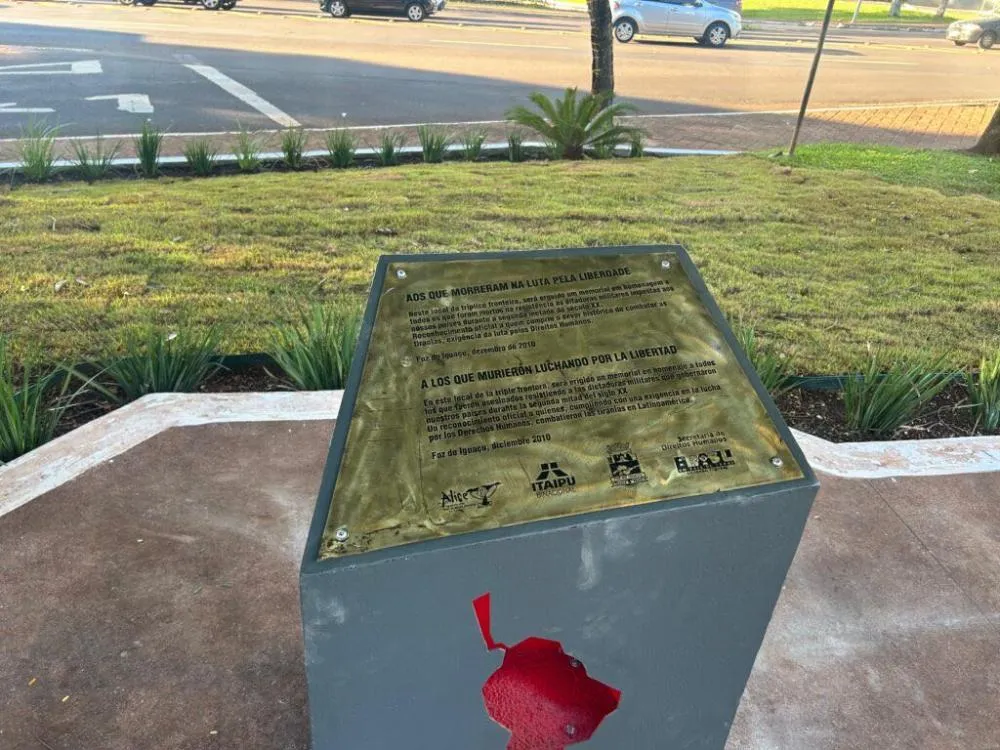 Praça Naipi passa por revitalização completa no centro de Foz do Iguaçu
