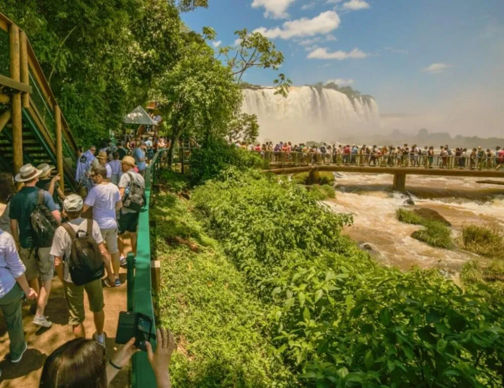  Foz do Iguaçu lidera crescimento histórico e Paraná atinge marca inédita de 1 milhão de turistas estrangeiros