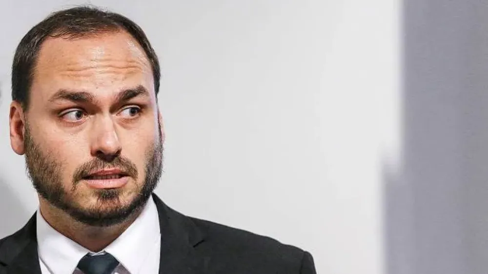 Carlos Bolsonaro chama cela com banheiro, cama de casal e TV de ‘ambiente prisional severo’