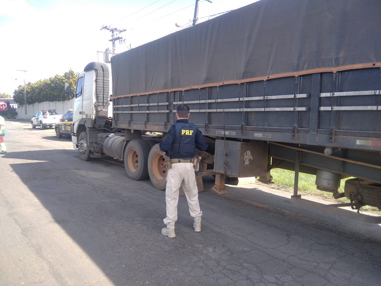 Caminhoneiro é preso por dirigir com índice de álcool 5 vezes maior do que o considerado crime