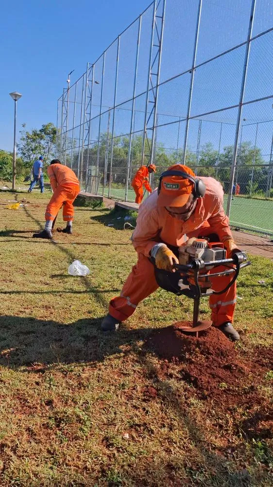 Ação de zeladoria e plantio de mudas envolve alunos no Complexo Esportivo Raimundo Pereira
