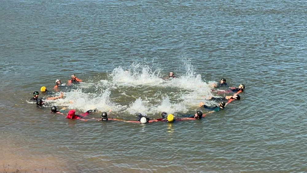 Bombeiros da Itaipu dão curso de sobrevivência a integrantes do Projeto Meninos do Lago