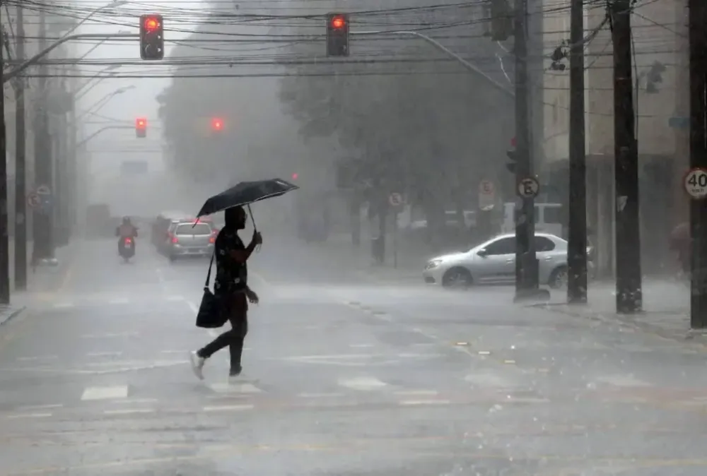 Alerta de tempestade e ventos de até 100 km/h atinge o Paraná