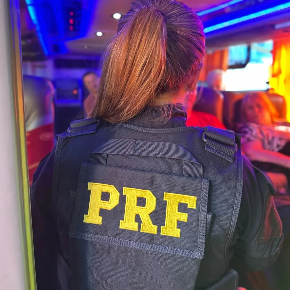 PRF orienta mulheres sobre importunação sexual em ônibus