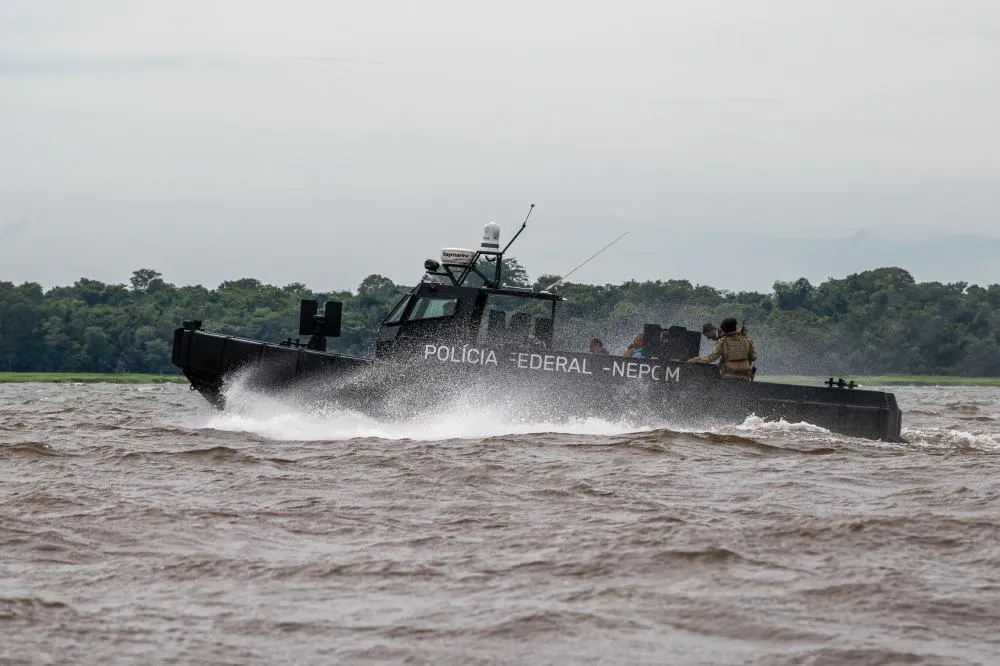 Nova lancha blindada da PF reforça a segurança no reservatório de Itaipu