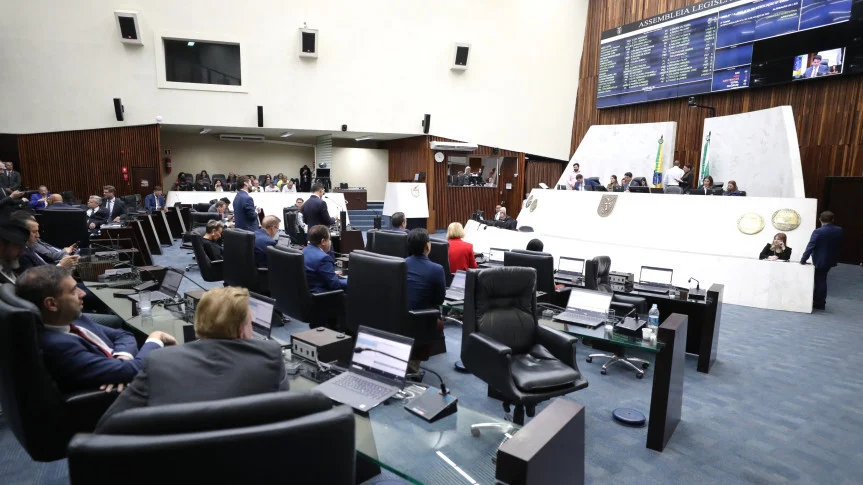 Mais de um terço dos deputados estaduais trocou de partido no Paraná