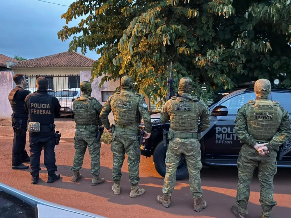 Forças policiais nas ruas contra esquema de tráfico de drogas