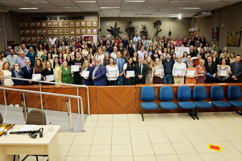 Câmara de Foz homenageia profissionais com o Prêmio Destaque da Educação
