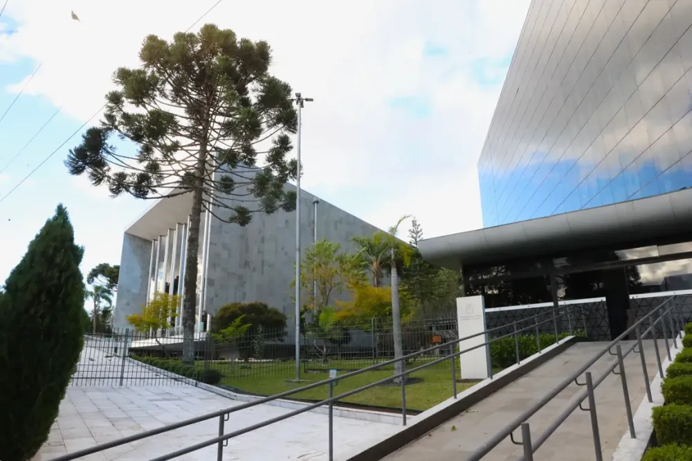 Assembleia Itinerante em Maringá e homenagens marcam a programação da semana no Legislativo
