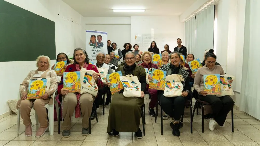 Alunos da melhor idade recebem materiais didáticos para fortalecer alfabetização