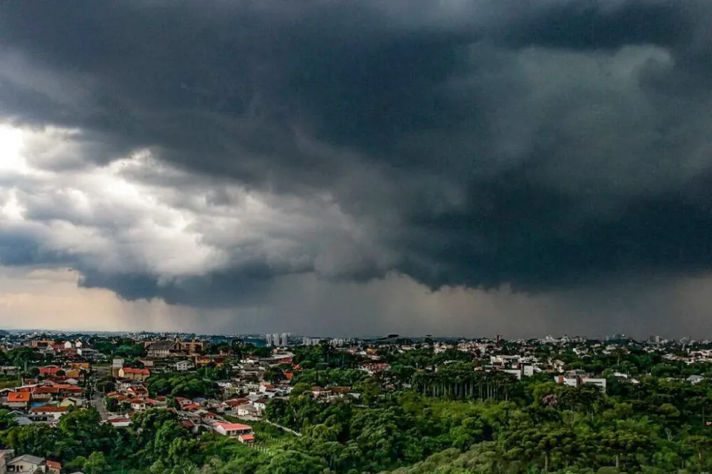 Temporal atinge região oeste e deixa cidades em alerta 