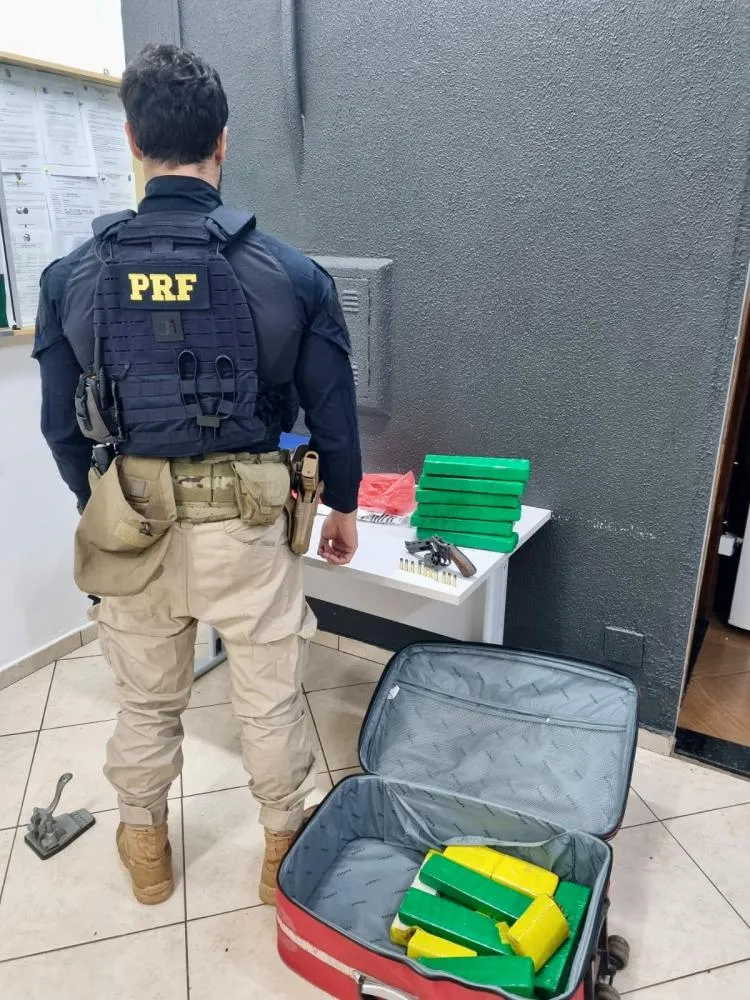PRF apreende maconha e arma de fogo com passageiro de ônibus na BR-277, em Santa Terezinha de Itaipu 