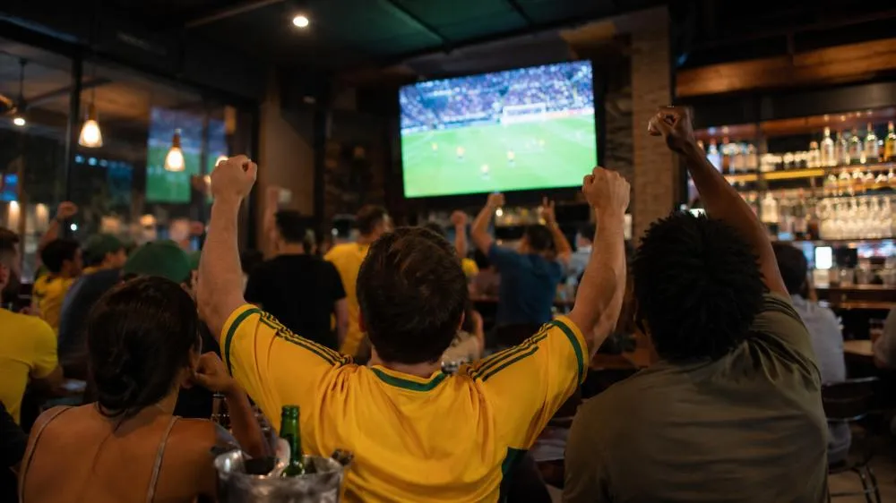 Bares e casas noturnas podem ingressos durante transmissão de jogos? Veja o que diz Abrabar