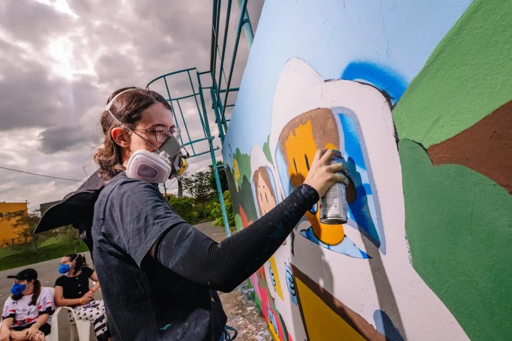 Oficinas de grafite mobilizam jovens e dão identidade cultural a espaços públicos no território do PR e MS
