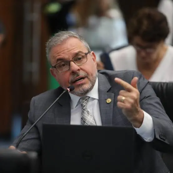 Gaeco denuncia 4 por esquema de rachadinha em gabinete de Ricardo Arruda; mulher do deputado está entre eles