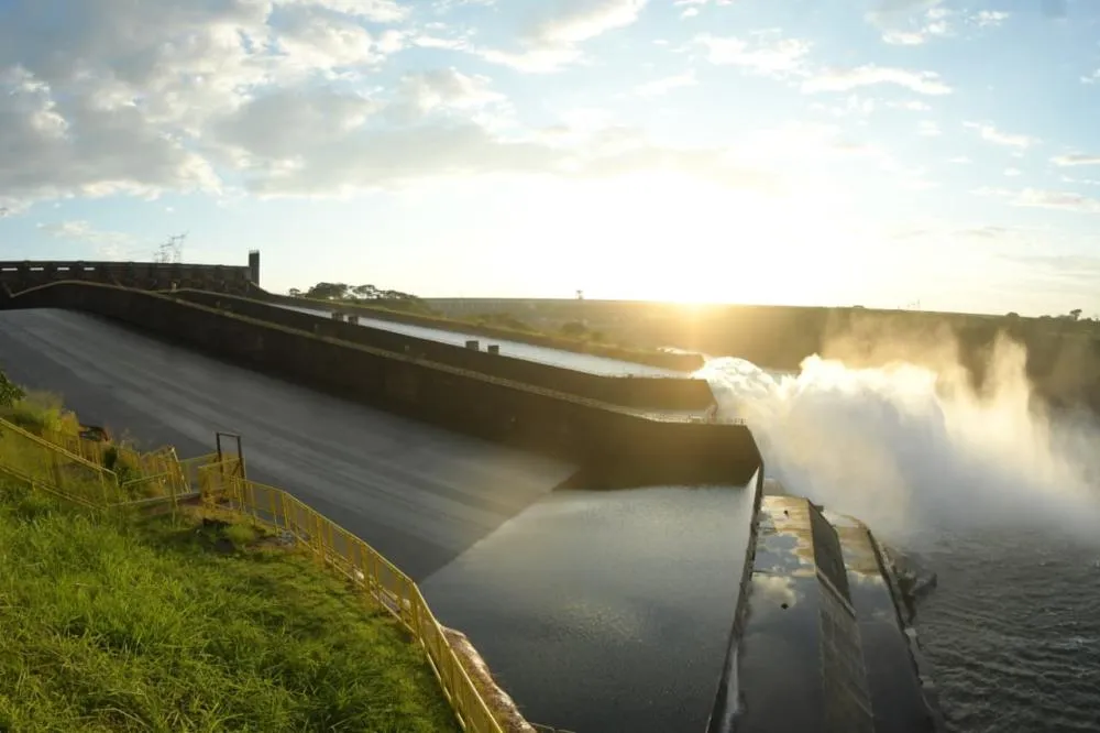 Itaipu abre o vertedouro neste domingo(28)