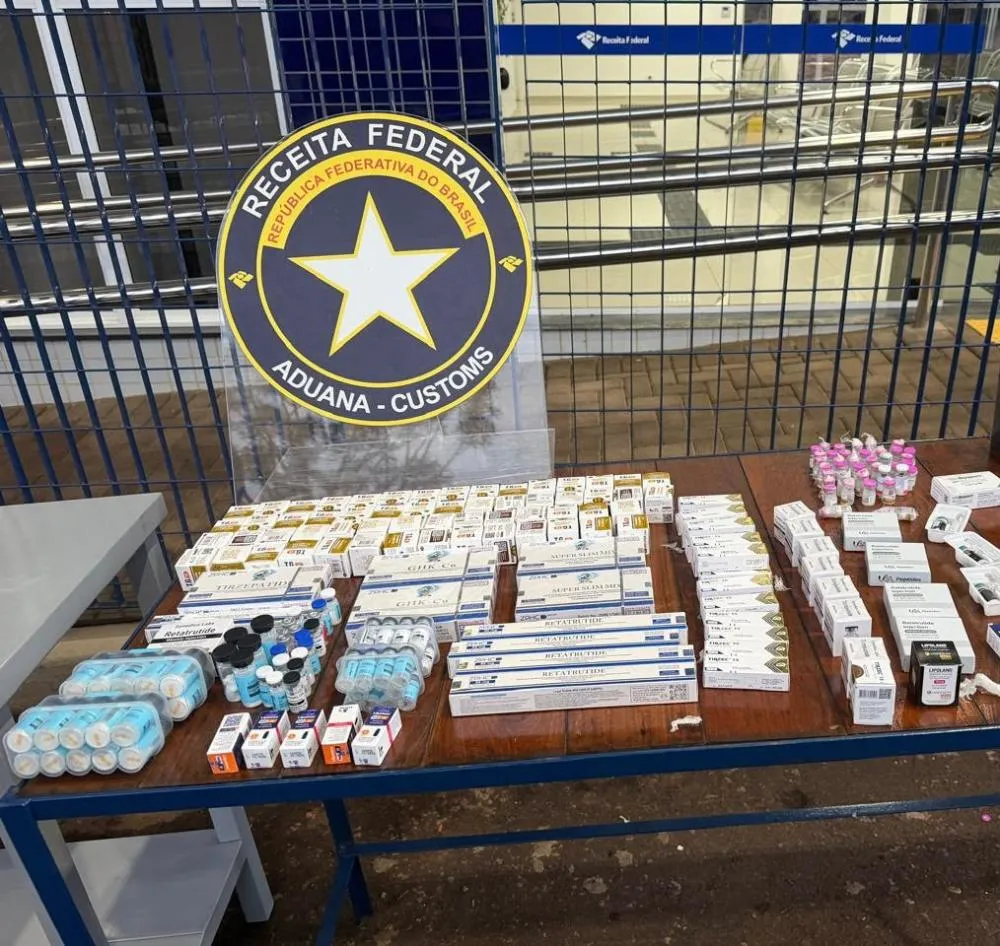 Receita Federal apreende mais de 400 ampolas de medicamentos ocultas em painel de veículo na BR-277