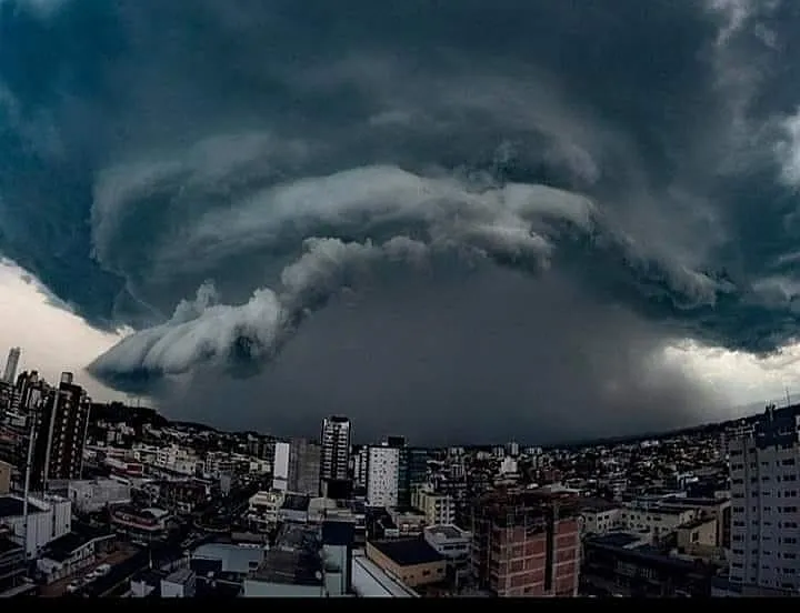 Ciclone e frente fria vão causar tempestades com risco de vendavais e granizo no Paraná