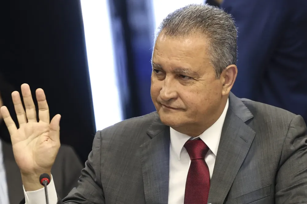 Dois ex-ministros de Lula são autorizados a receber salário do governo enquanto fazem campanha