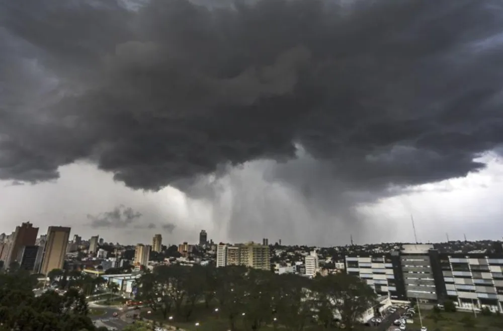 Tempestades se espalham pelo Sul e Paraná entra em alerta para ventania e granizo