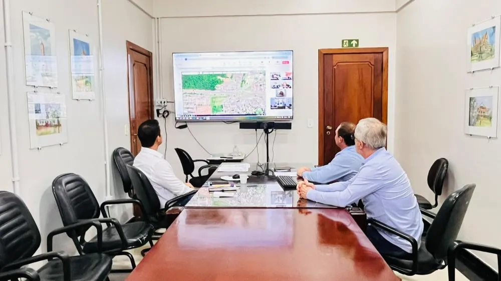 equipes debatem sugestões apresentadas pela população para aperfeiçoar projeto