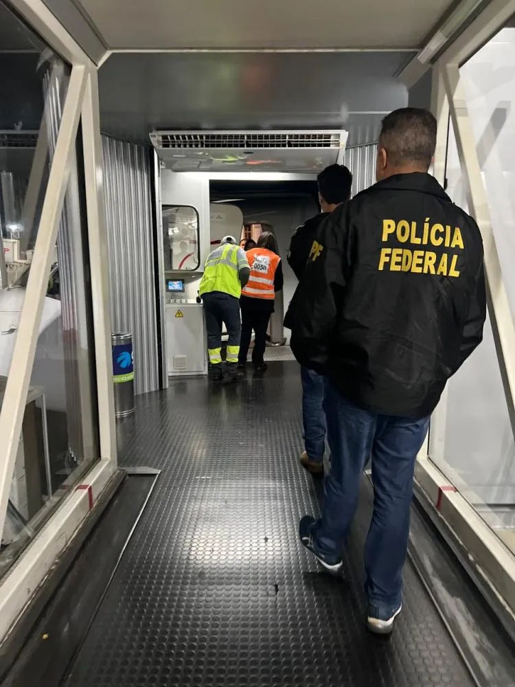 Passageiros são retirados de avião após brincarem que carregavam bomba 