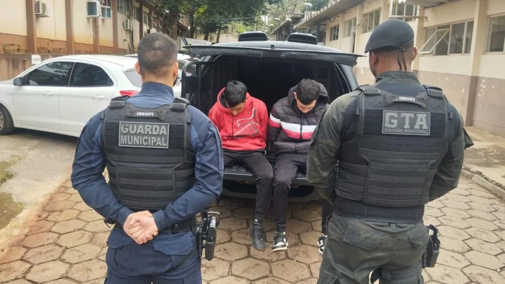 Guarda Municipal prende dois paraguaios após tentativa de furto de veículos na Vila A, em Foz