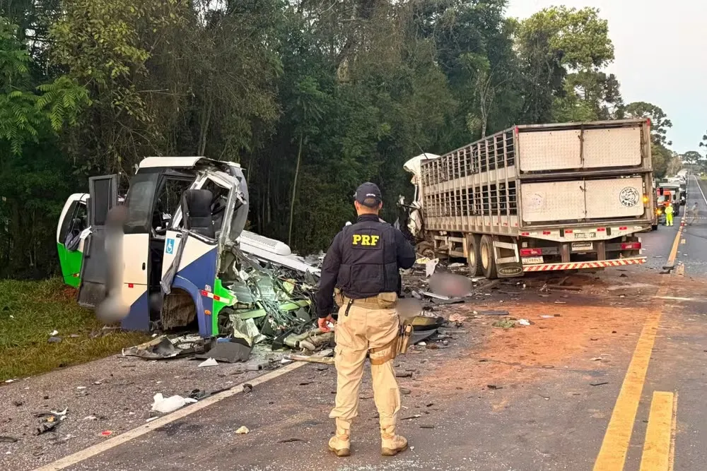 Tragédia na BR-373 deixa 23 mortos após colisão entre carreta e micro-ônibus no Paraná