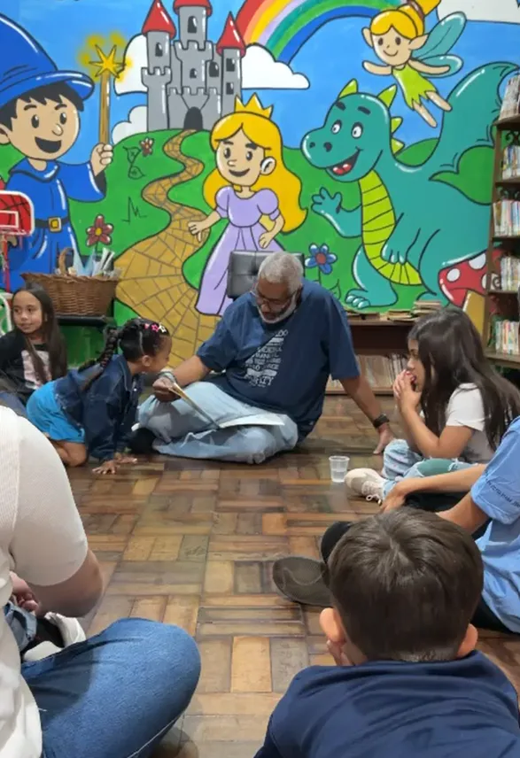 Embaixador da Feira do Livro de Foz do Iguaçu lê 208 obras por ano