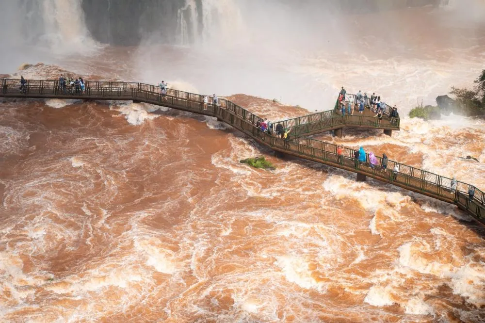 Linda e assustadora: Cataratas passa dos 8 milhões de litros d´água por segundo