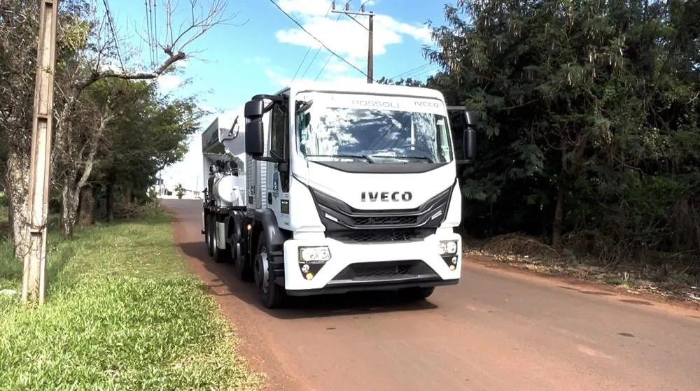 Novo caminhão reforça serviço de tapa-buracos em ruas e avenidas de Foz do Iguaçu