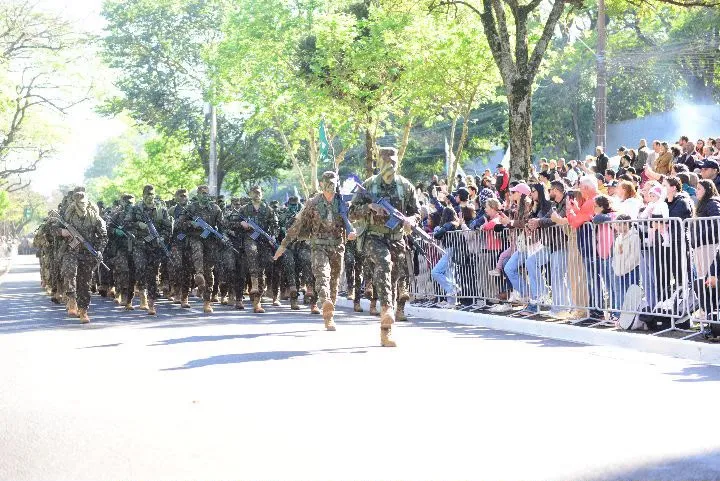 Desfile cívico-militar que reuniu cerca de 20 mil pessoas na Avenida Paraná em Foz