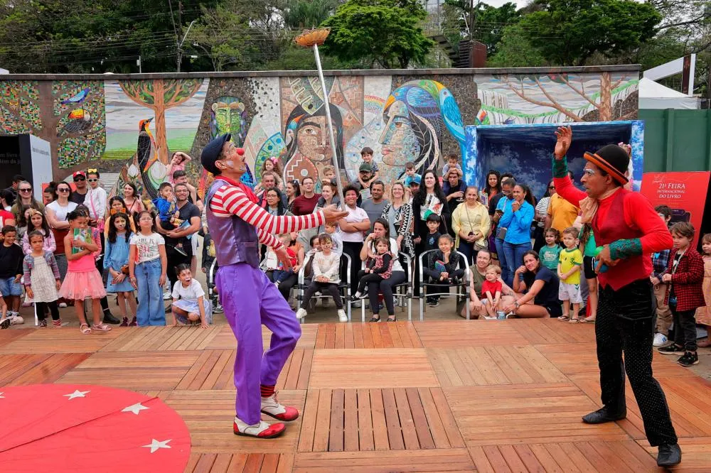 Sucesso total: cerca de 35 mil pessoas prestigiam a 21ª Feira Internacional do Livro em Foz do Iguaçu