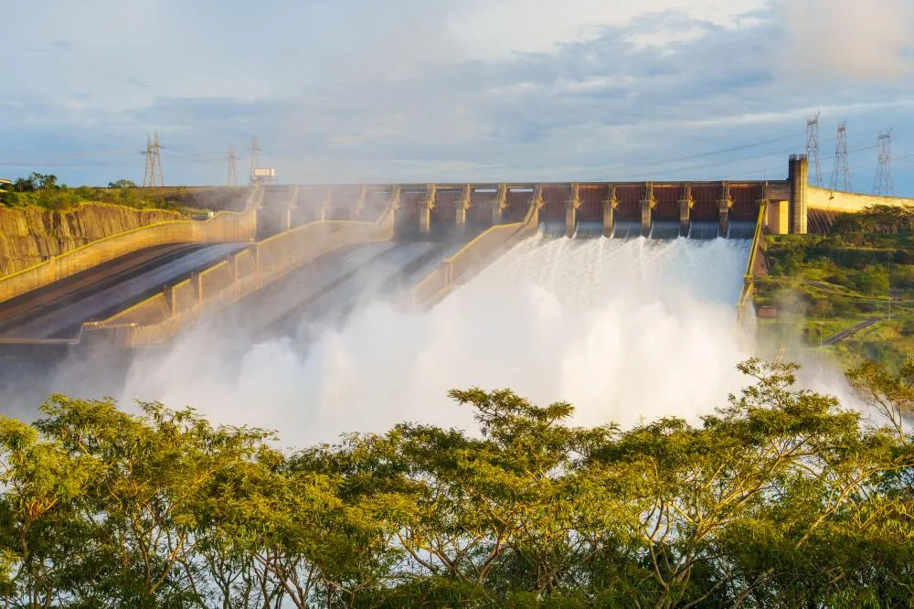 Vertedouro de Itaipu foi aberto neste domingo (13)