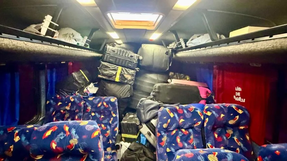 Receita Federal apreende ônibus clandestino com cerca de 500 caixas de cigarros e 800 ampolas de emagrecedores