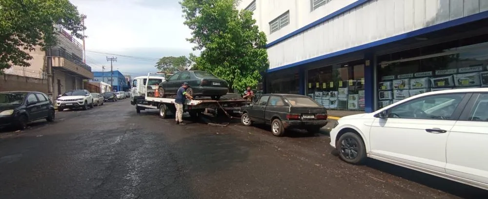 Foztrans remove sete veículos abandonados na região da Vila Portes