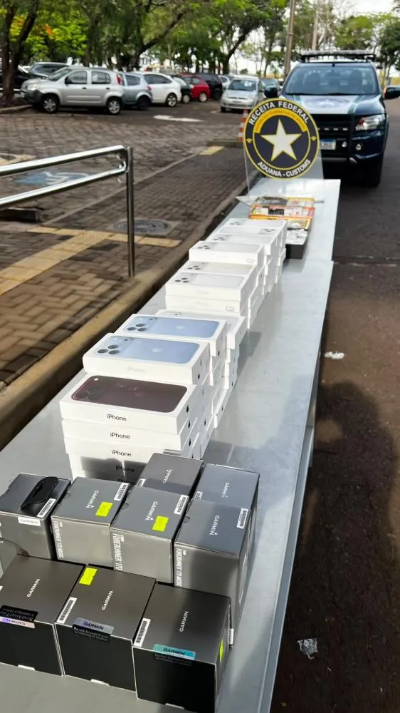 Receita apreende medicamentos e eletrônicos em carro de locadora