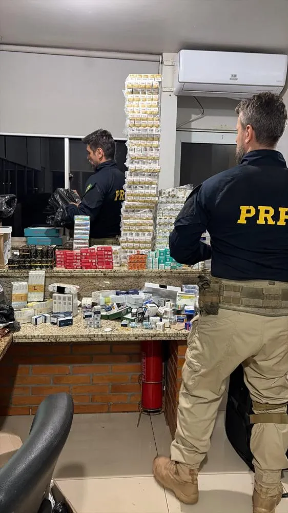 PRF apreende cerca de 4 mil caixas de medicamentos e anabolizantes na BR-277, em Santa Terezinha de Itaipu