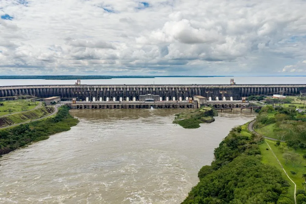 Itaipu fecha vertedouro após 26 dias e mantém controle da cheia do rio Paraná