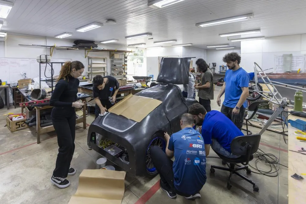 Universitários de Foz do Iguaçu apresentam carro movido a hidrogênio verde