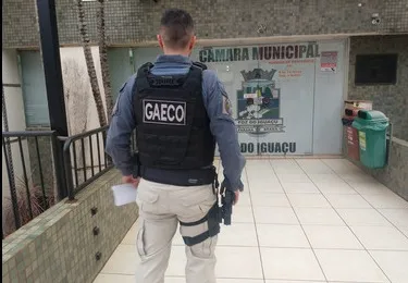 GAECO faz buscas na casa de vereadora e ex assessor em Foz. Mais uma vez a denúncia é de rachadinha