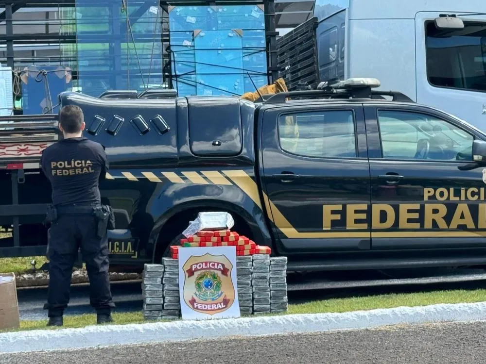 PF PRENDE DOIS INDIVÍDU0S EM UM CAMINHÃO TRANSPORTANDO COCAÍNA E MERCADORIAS CONTRABANDEADAS