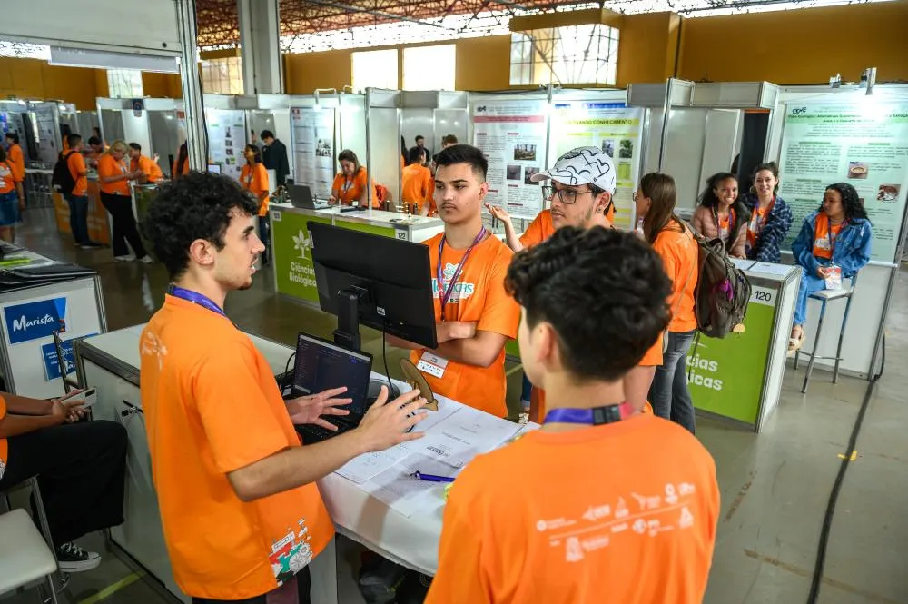 Estudantes de três países apresentam descobertas científicas na FIciências 2024 