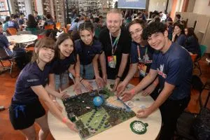 Estudantes transformam desafios das mudanças climáticas em soluções criativas durante o Hackateens 