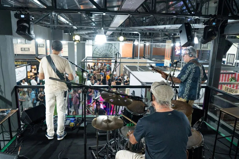 FanFest do Mundo do Futsal transforma Mercado Público Barrageiro em palco cultural