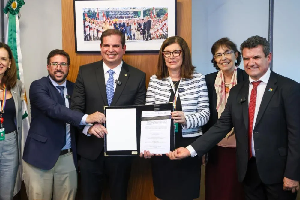 Itaipu e Petrobras assinam protocolo de intenções para desenvolvimento de tecnologias