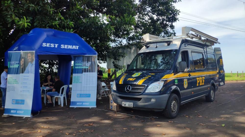PRF realiza Comando de Saúde com caminhoneiros