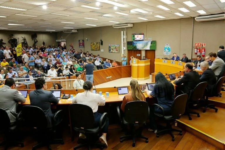Vereadores dialogam com taxistas e profissionais do turismo e devem derrubar veto do prefeito