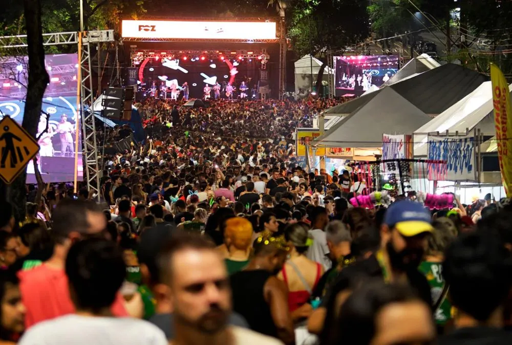 Carnaval de Foz encerra hoje com atração nacional. Ontem, 20 mil pessoas lotaram a JK